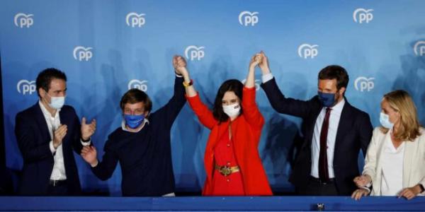 La presidenta de la Comunidad de Madrid, Isabel Díaz Ayuso., celebra la victoria en la sede de Génova. EFE