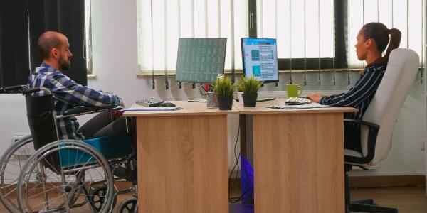 Un empleado con discapacidad, en su oficina 