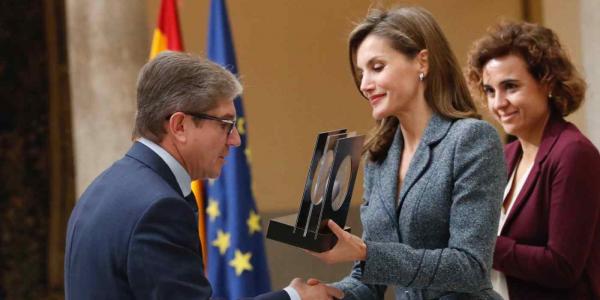 La Reina Letizia entregando el galardón