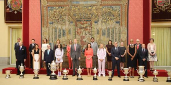 Los Reyes entregando los Premios Nacionales del Deporte 