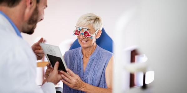 Mujer de más de 40 años con presbicia