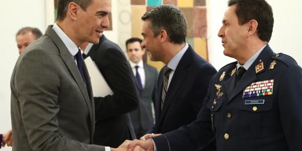 Presidente Sánchez saludando al director del gabinete técnico de la Secretaría de Estado de Defensa
