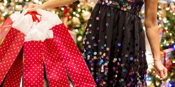 Chica con bolsas de regalos