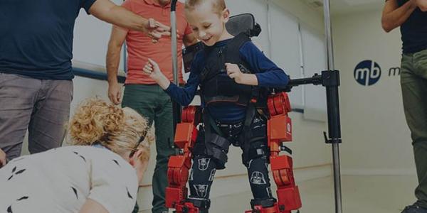 Fotografía de un niño utilizando un exoesqueleto desarrollado por Marsi-Bionics