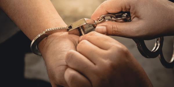 Manos de una persona en prisión provisional