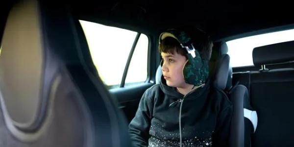 Niño con autismo durante un viaje en coche.