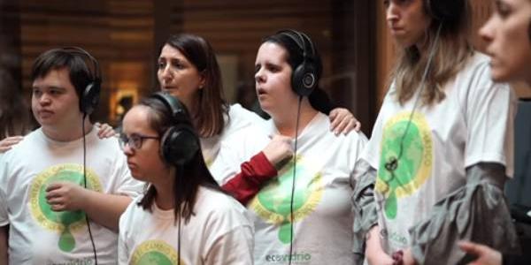 Participantes de Fundacíón Prodis durante la grabación de la canción. 