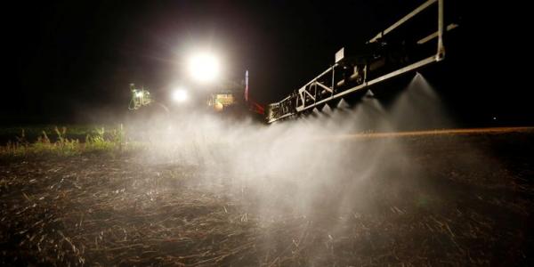 La agricultura brasileña, en la imagen irrigación de un campo cercano a Brasilia