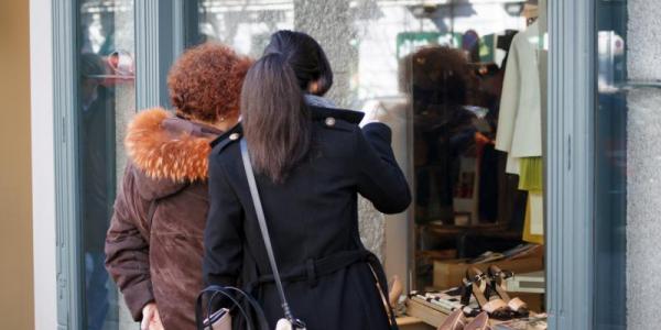 Dos mujeres mirando un escaparate