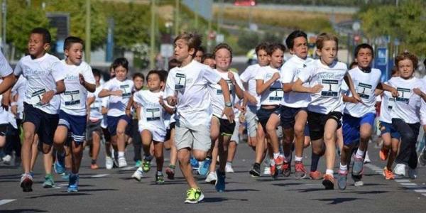 Niños participando en la Carrera Infantil ProFuturo