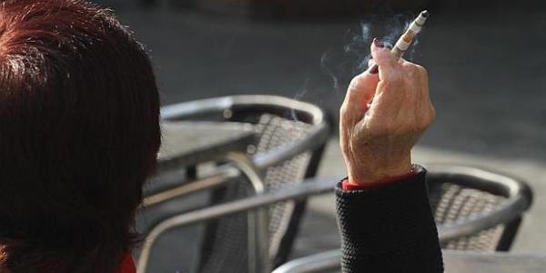 Los españoles a favor de prohibir fumar en las terrazas