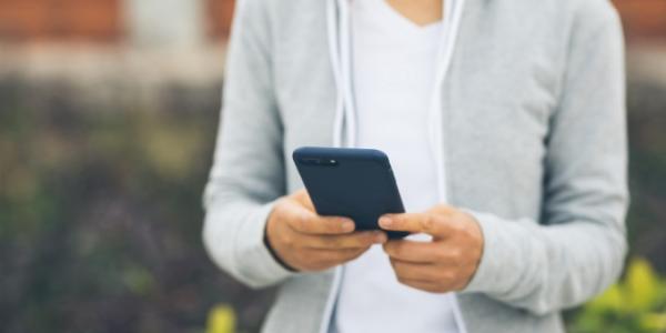 Joven con teléfono móvil 