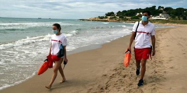 La mascarilla y la protección solar prendas imprescindibles en verano / 20 Minutos 