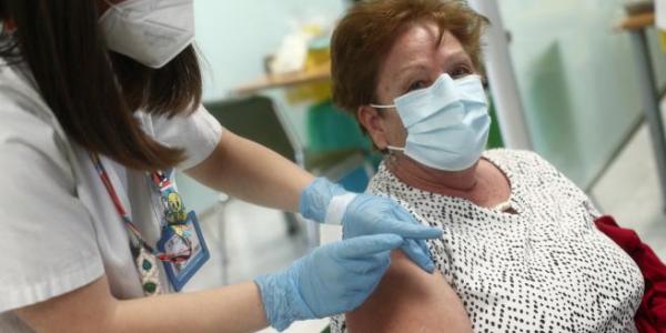 Una sanitaria inocula la primera dosis de la vacuna Pzifer a una anciana, en el Hospital Universitario de La Paz / Eduardo Parra - Europa Press