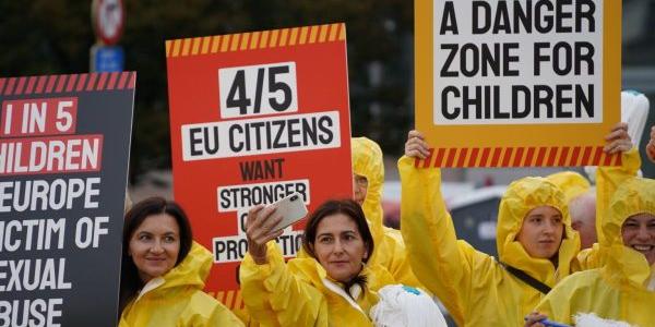 Manifestaciones por la protección de los menores online