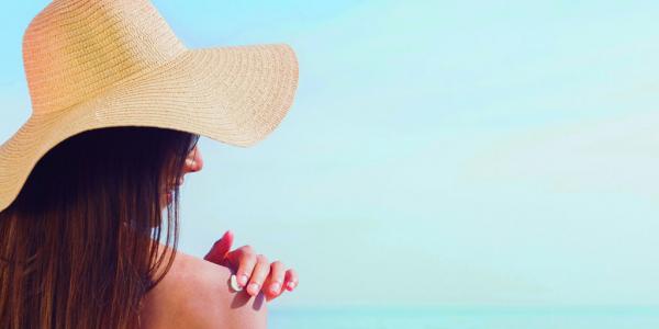 Mujer tomando el sol