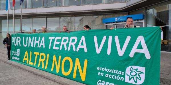 Un momento de la protesta ante la sede de la Xunta de Galicia en Vigo 