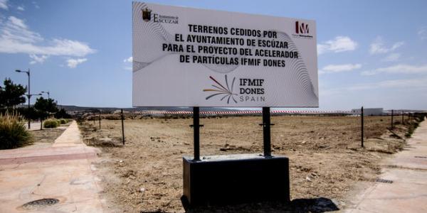 Cartel construcción del laboratorio nuclear en Granada