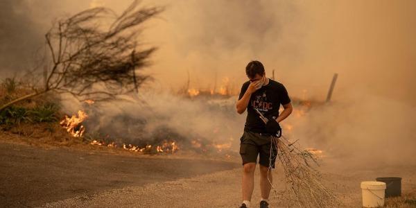 Un vecino del Posada de Valdeón (León), en las inmediaciones del incendio que amenazó su localidad a mediados del pasado mes de agosto. RTVE Un vecino del Posada de Valdeón (León), en las inmediaciones del incendio que amenazó su localidad a mediados del pasado mes de agosto.