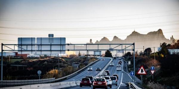 Coches en las carreteras por el puente de mayo