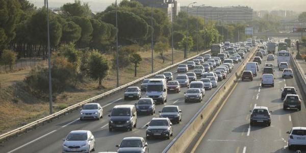 Tráfico intenso y atasco de coches en la autovía A-2. 