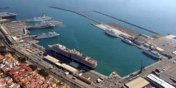 visión aérea de los muelles del puerto de Almería 