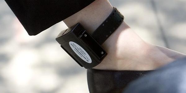 Pulsera antimaltrato en el pie de una mujer