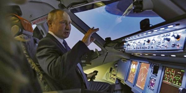 Putin en un simulador de vuelo de la rusa Aeroflot.