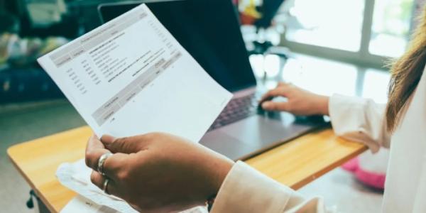 Repasando la nómina.