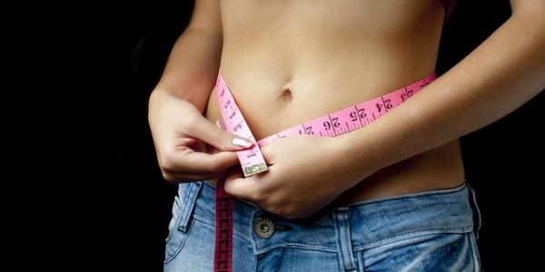 Mujer midiéndose la cintura / Pixabay