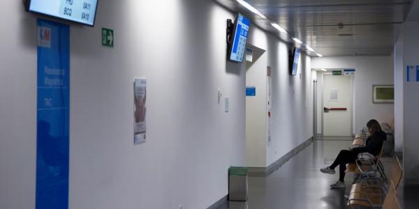 Una mujer espera en el servicio de diagnóstico por la imagen del Hospital de Villalba, en Collado Villalba (Madrid), el sábado a las 00.30. 