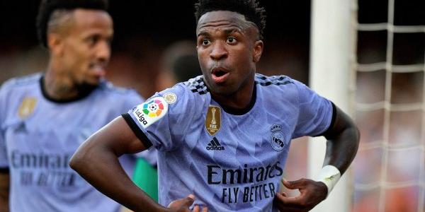 Vinicius indica al árbitro que le están llamando "mono".