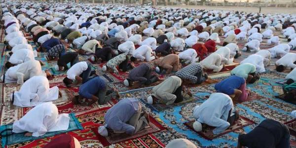 Un gran número de musulmanes rezan