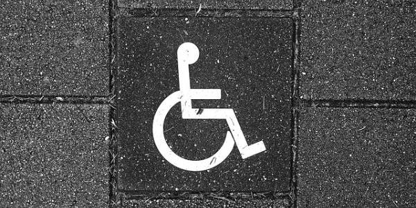 Señalización de una rampa accesible