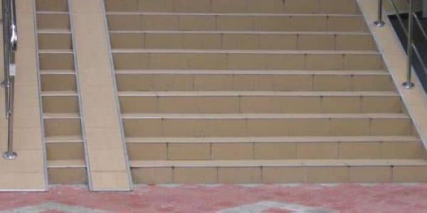 Imagen de una rampa inaccesible/Tododisca Rampas inaccesibles