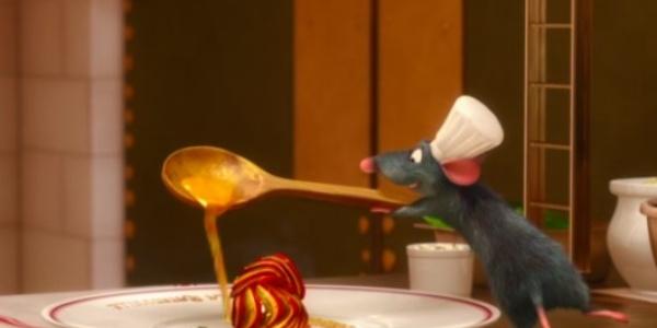 Escena de la película donde Remi prepara y enplata la receta de Ratatouille