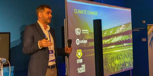 Representante del Real Betis Balompié dando la charla