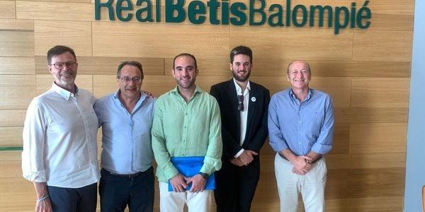 Representantes del Real Betis y 'Sevilla quiere Metro'