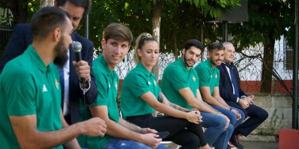 Jugadores Borja Iglesias y Juan Miranda del primer equipo, Ivi del Real Betis Futsal, Ángela Sosa del Real Betis Féminas y Pepe Pozas del Coosur Real Betis.