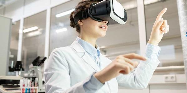 Imagen de una médica con gafas de realidad virtual/XR Health Realidad virtual y tratamiento de la salud mental