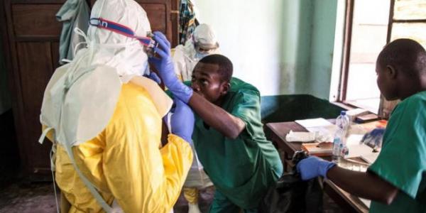 Foto de archivo de sanitarios en pasados brotes de ébola en la RDC. Imagen de Mark Naftalin/ Unicef/EFE/Archivo