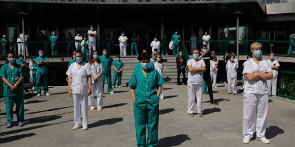 MADRID, ESPAÑA - MAYO 08: Los funcionarios médicos del Hospital 12 de Octubre guardan silencio por quienes perdieron la vida debido a la pandemia de coronavirus (COVID-19)