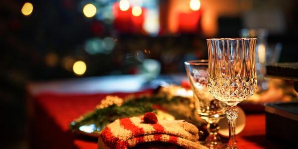 Plato de comida con recetas navideñas 