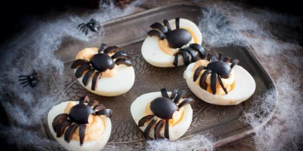 recetas fáciles de Halloween huevos araña