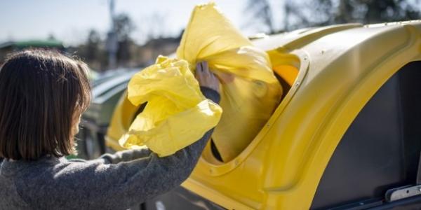 Mujer reciclando 