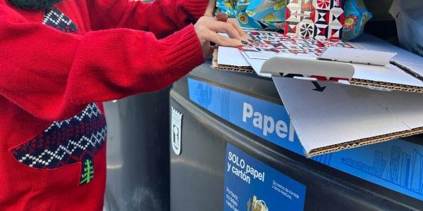 Ciudadano reciclando papel y cartón