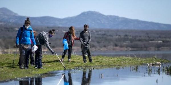 Voluntarios recogiendo la basuraleza