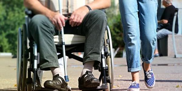 Persona en silla de ruedas/Pixabay