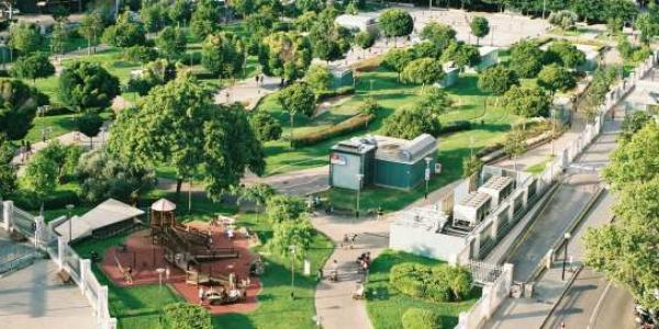 Fotografía de un parque o espacio verde tomada desde el aire