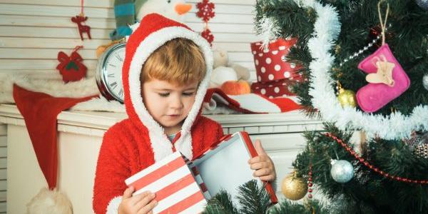 Un niño con regalos de Navidad